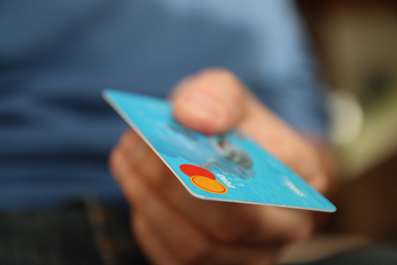 découvrez comment éviter les frais bancaires à l'étranger et gérer efficacement vos paiements avec votre carte bancaire lors de vos voyages à l'international.