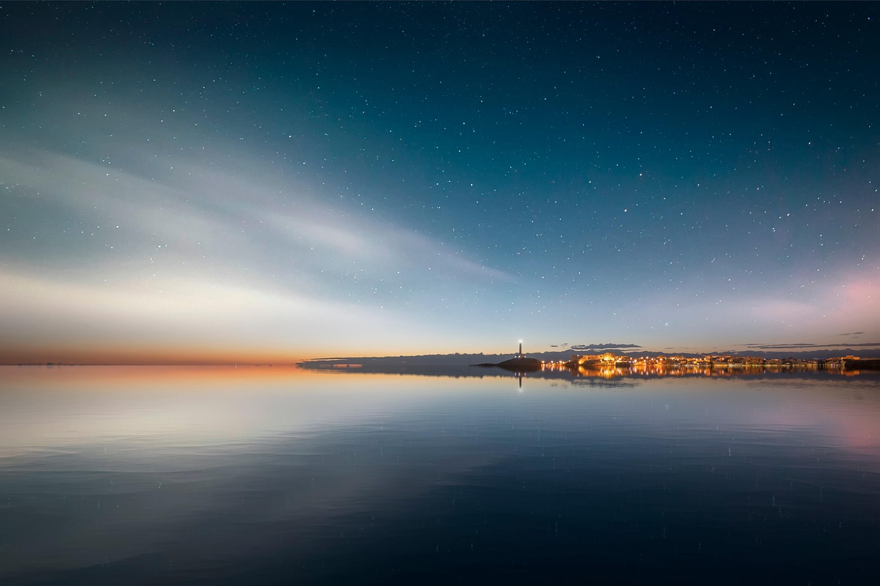 découvrez l'univers fascinant des phares (lighthouses) : ces structures emblématiques qui guident les navigateurs et symbolisent la sécurité maritime. plongez dans leur histoire, leur architecture et leur rôle essentiel dans la navigation à travers les siècles.